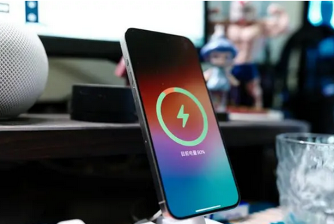 十月田镇苹果15换屏服务分享用什么充电器给iPhone15充电更好 